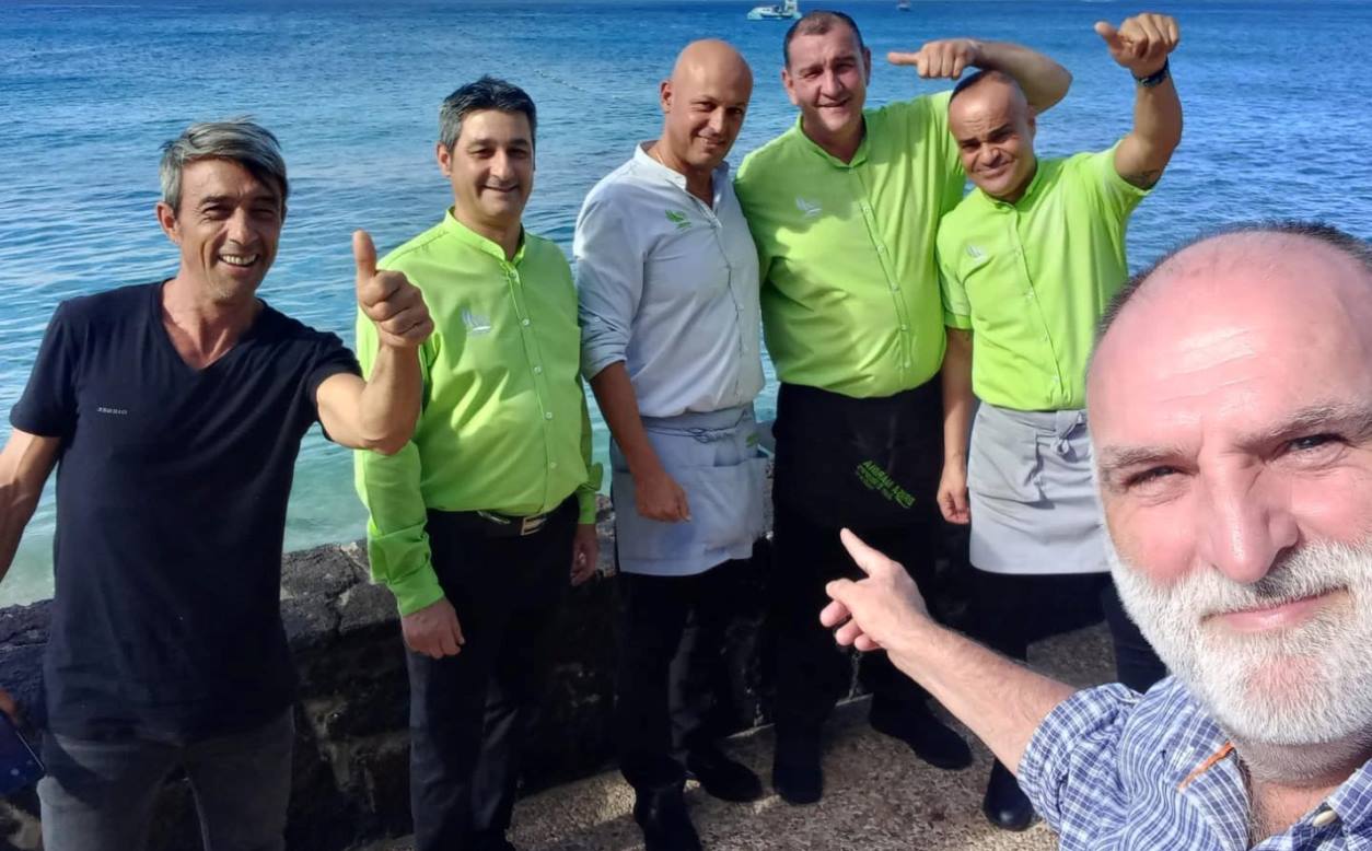 Chef Andrés junto a trabajadores del restaurante Brisa Marina. Foto de facebook de Brisa Marina