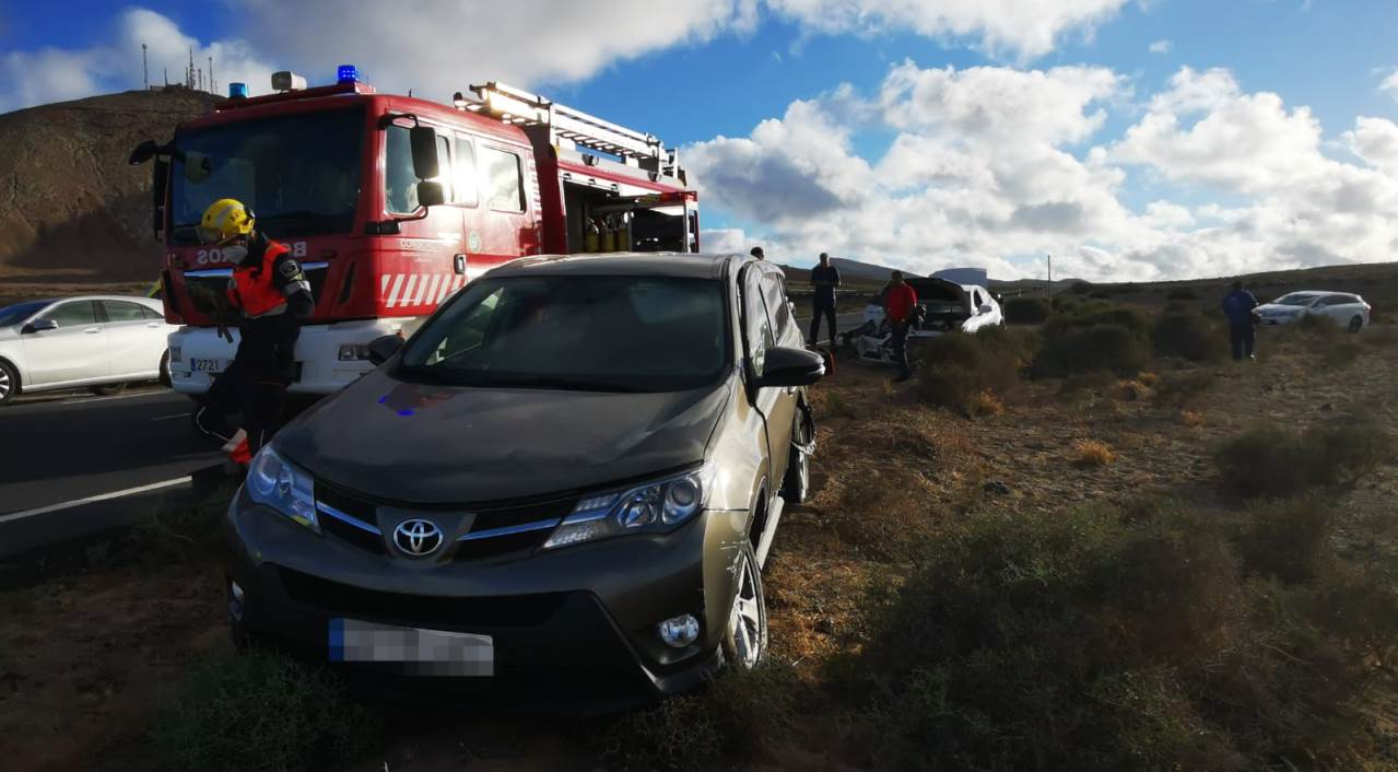 Tres heridos en la colisión de dos coches en San Bartolomé