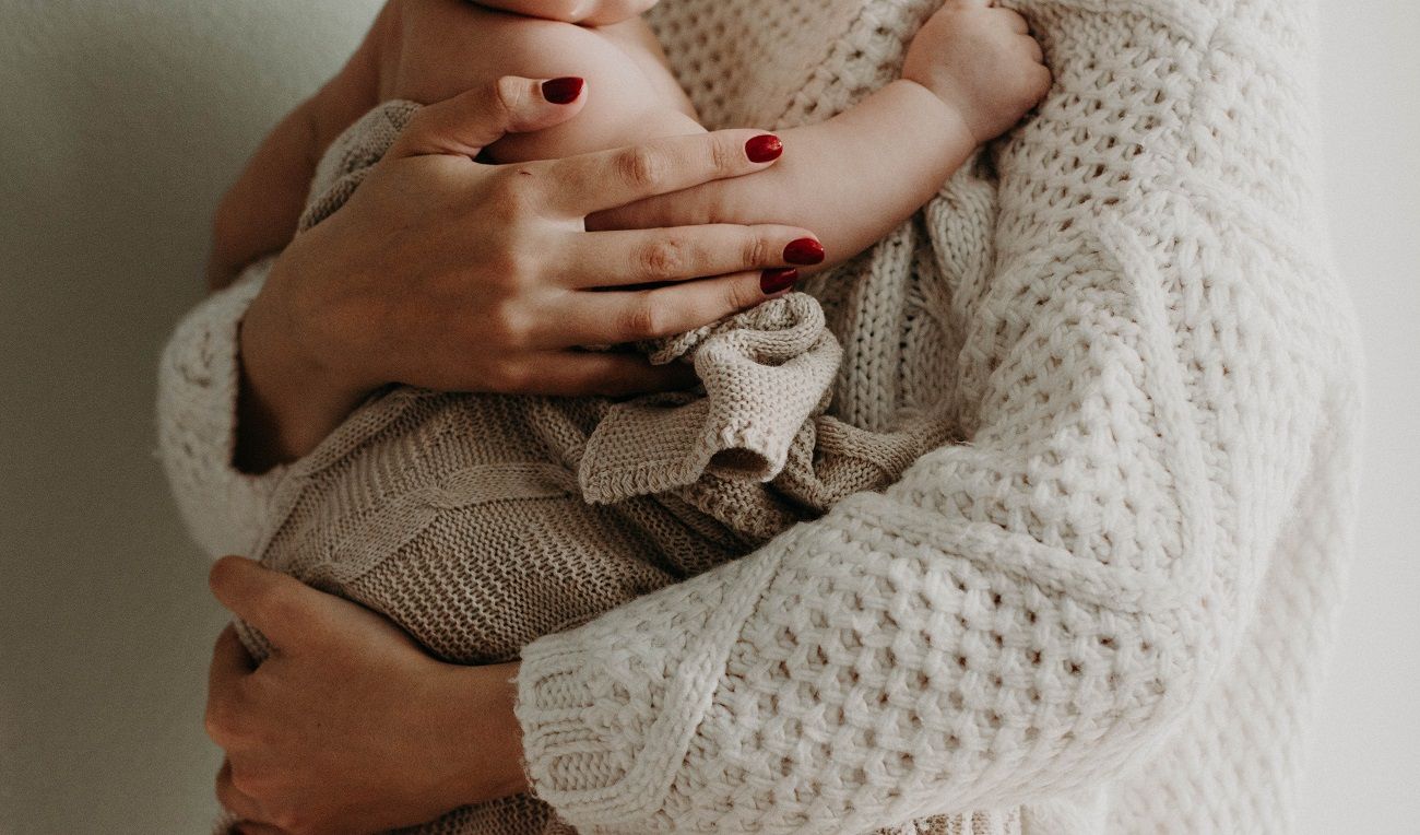 Mujer sosteniendo un  bebé en brazos