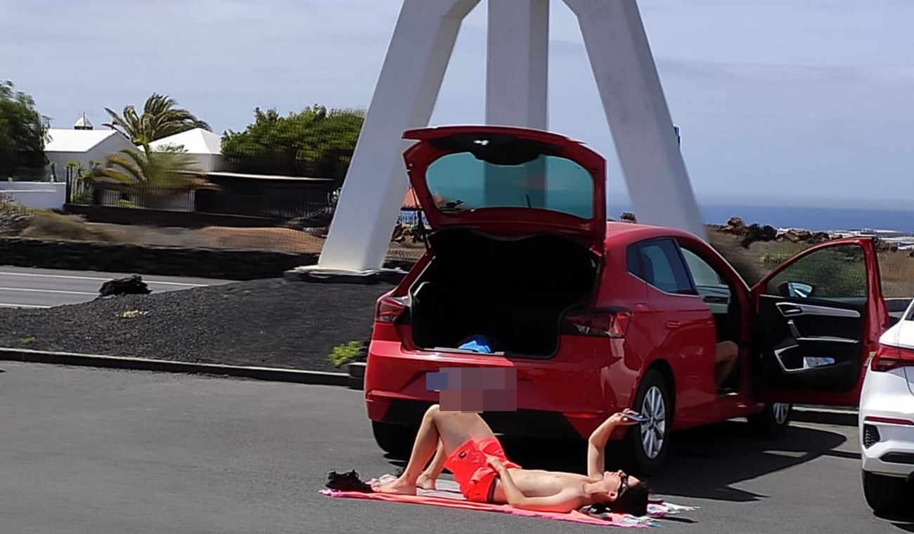 Un turista tomando el sol en la Fundación César Manrique