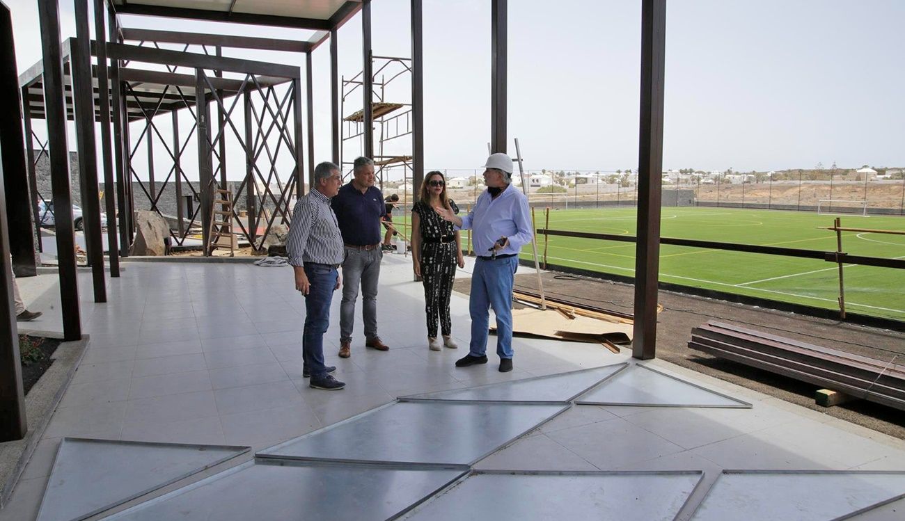 Visita al campo de fútbol de Costa Teguise