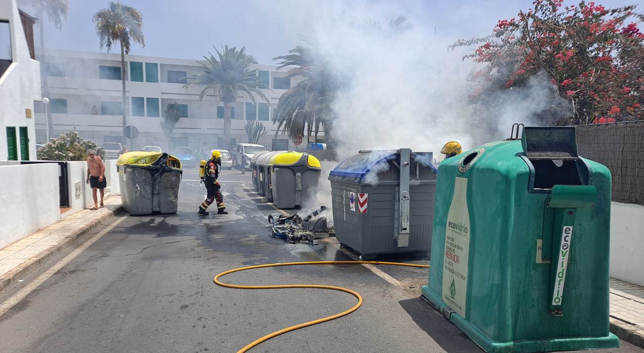 Incendio de contenedores en Puerto del Carmen