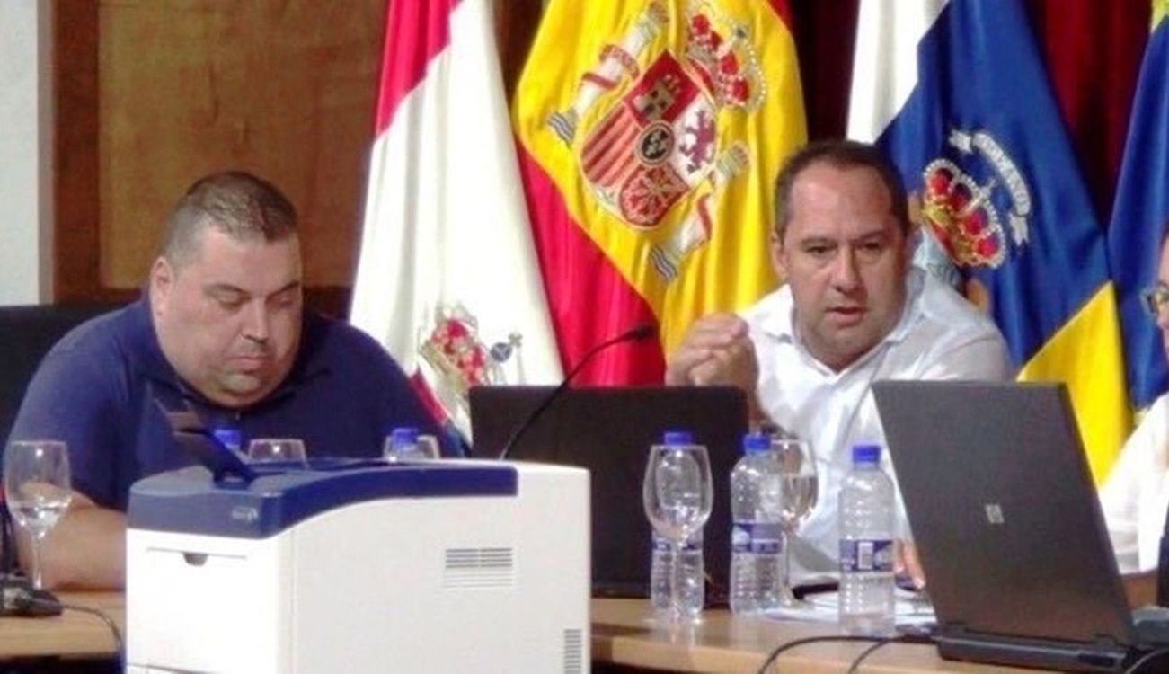 Juan Monzón y Guayo Rodríguez en el pleno de Yaiza