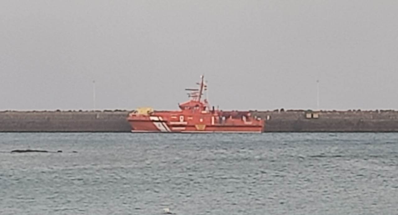 Llegada de Salvamento Marítimo al muelle Comercial