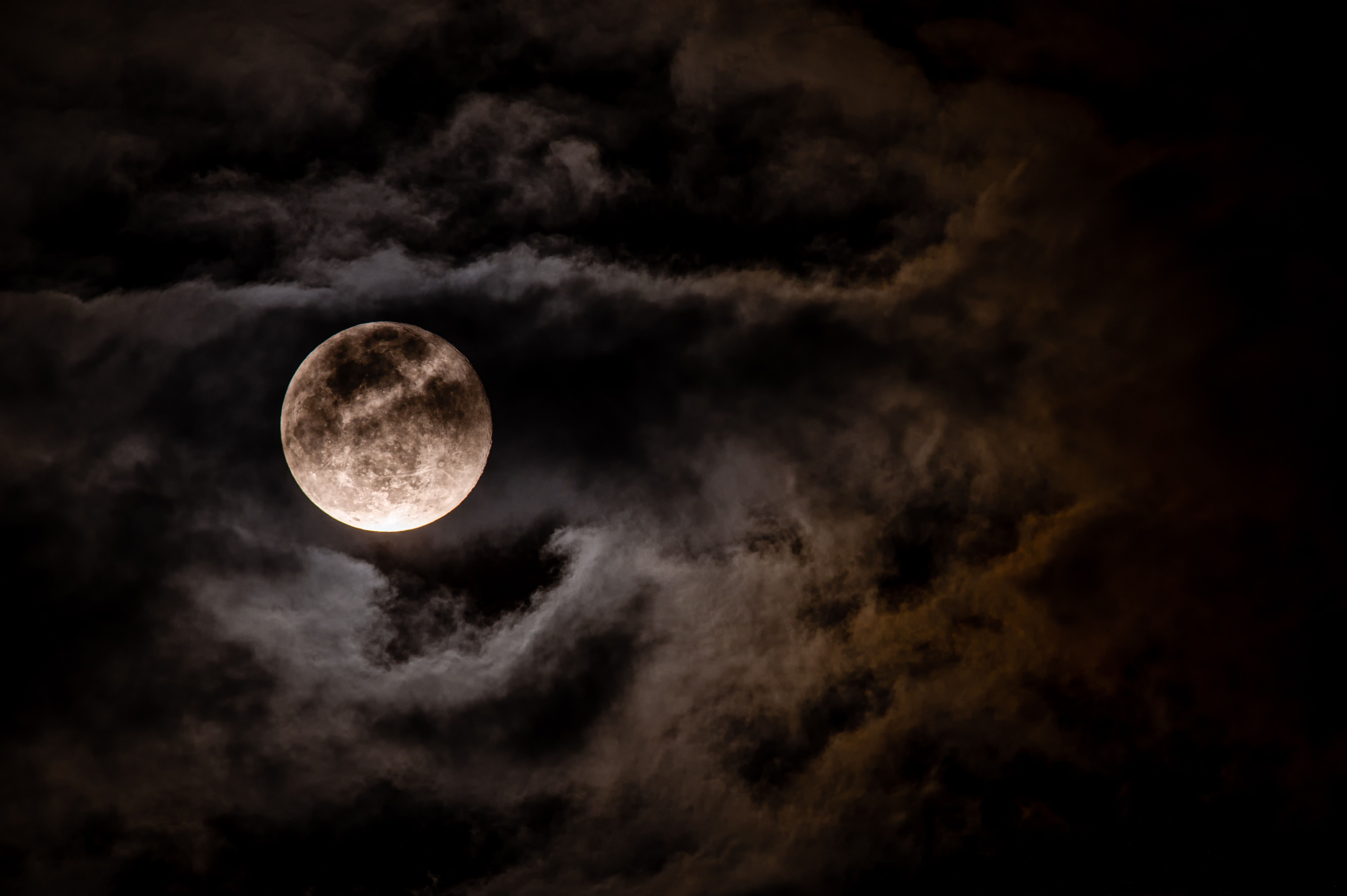 La Luna llena entre nubes