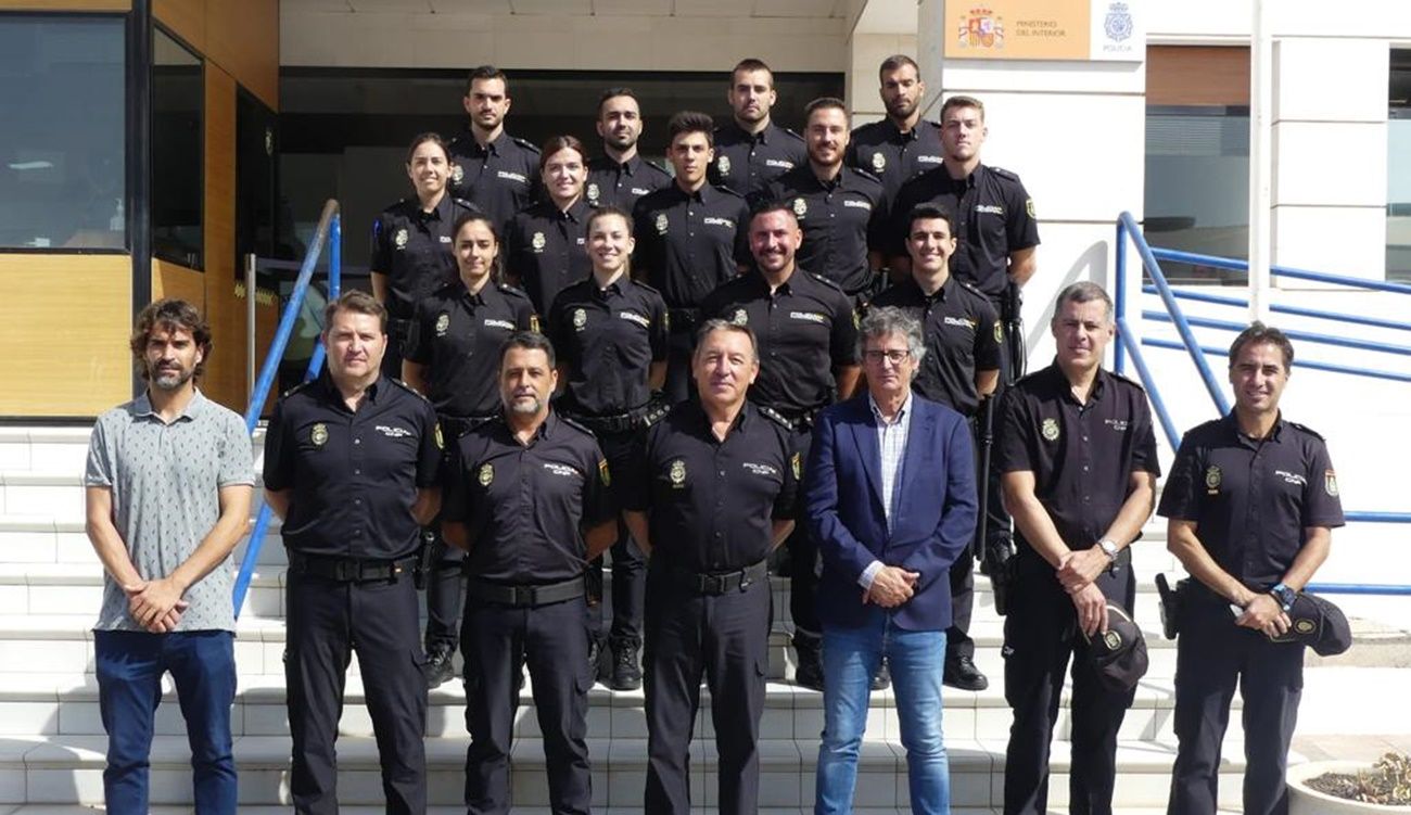 Agentes frente a la Comisaría de Arrecife