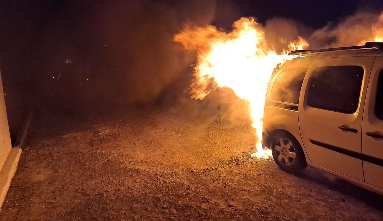 El fuego afectando a un vehículo en Costa Teguise