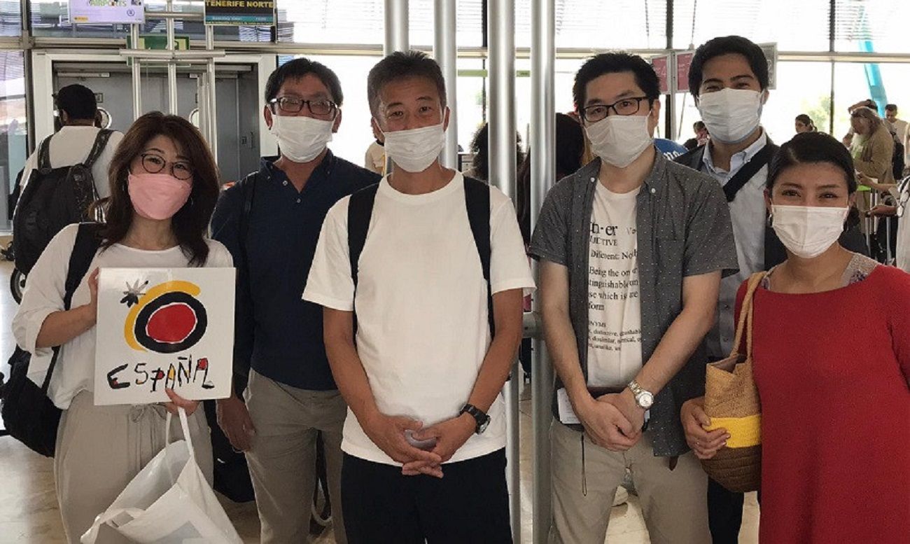 Turistas japoneses en el aeropuerto