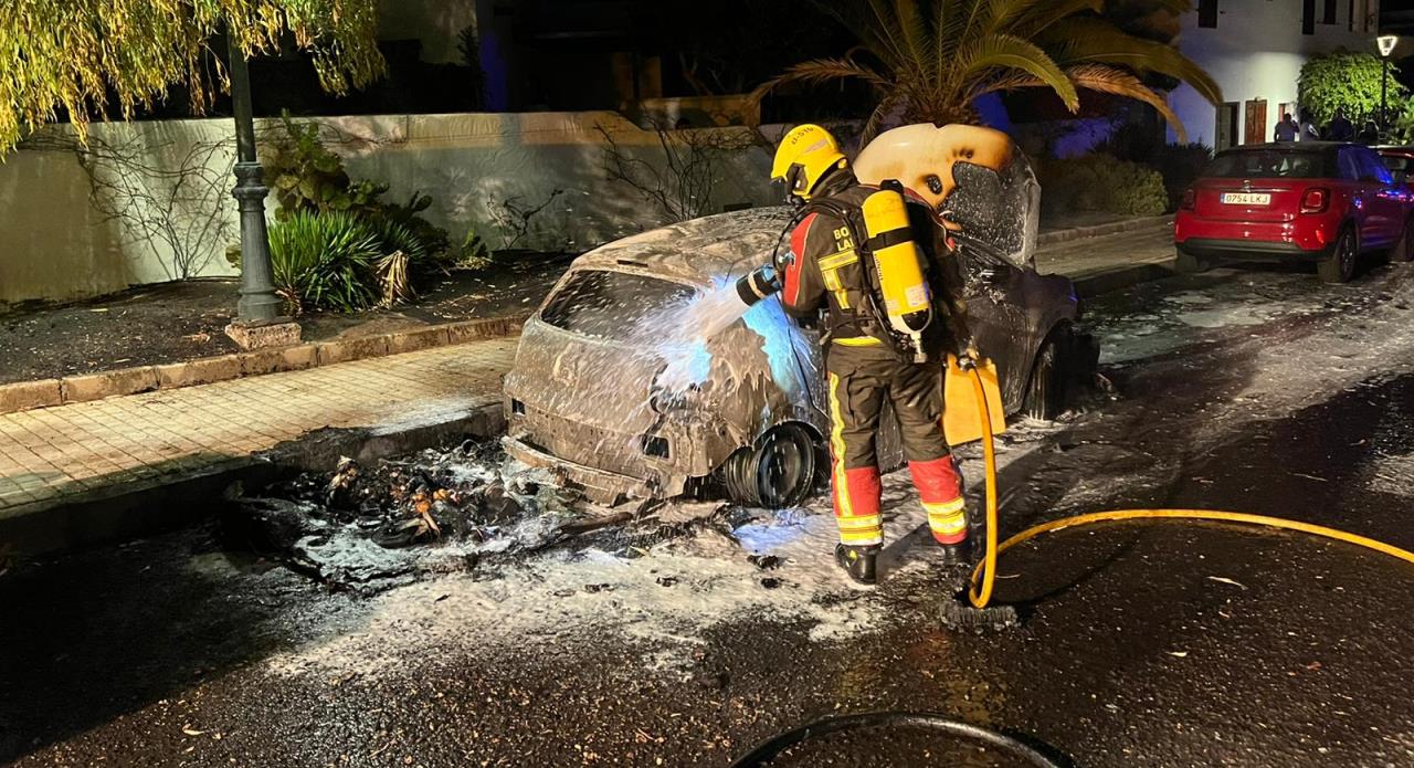 Incendio de coche en Costa Teguise
