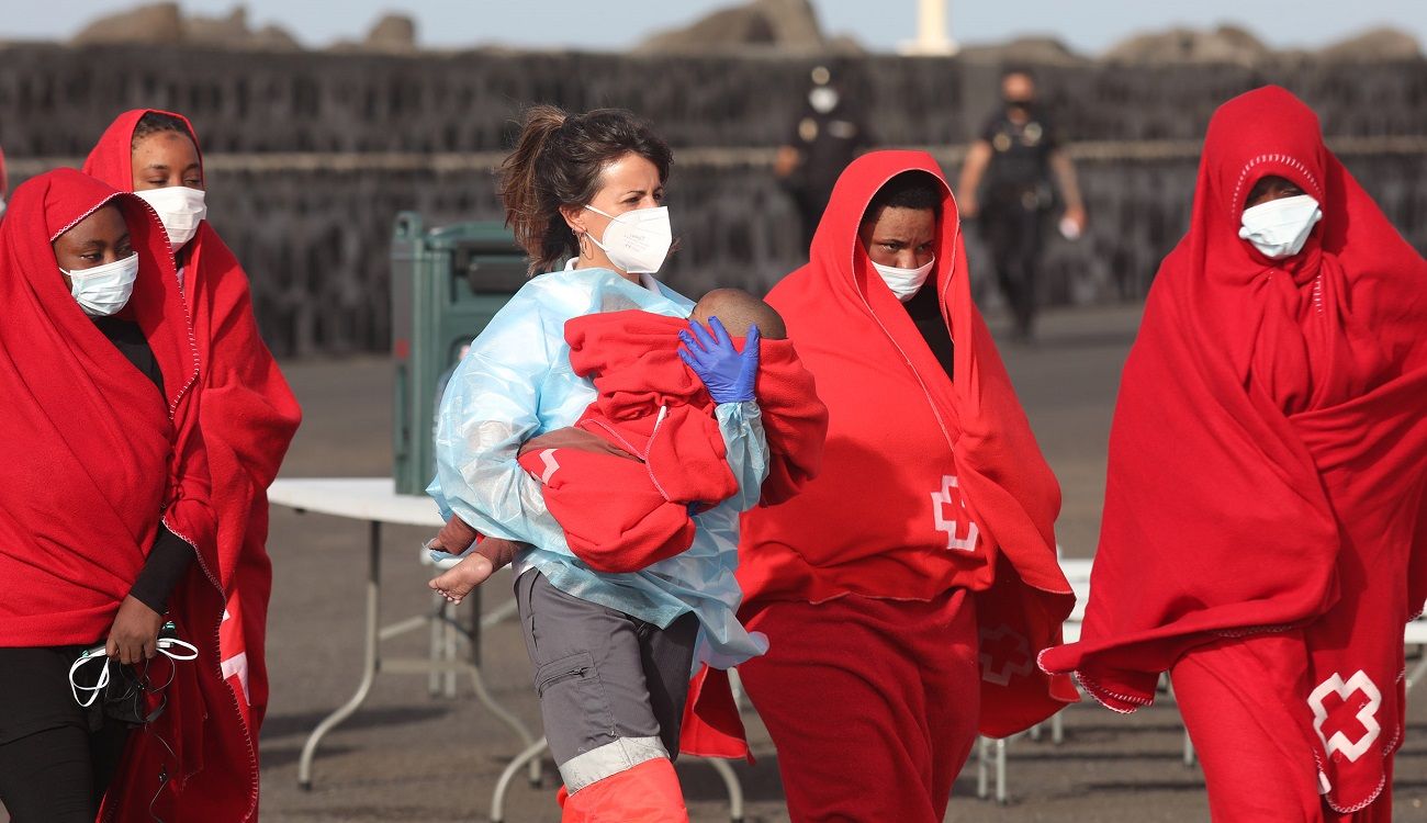 Inmigrantes rescatados en el puerto de Arrecife. Foto: José Luis Carrasco