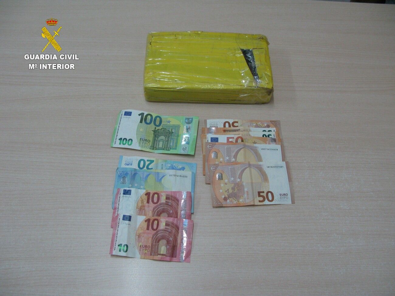 Droga y billetes incautados por la Guardia Civil