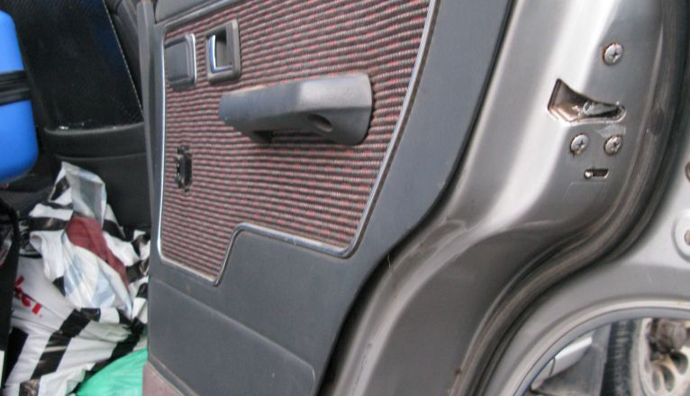 La puerta del coche donde escondía el paquete de droga La puerta del coche donde escondía el paquete de droga