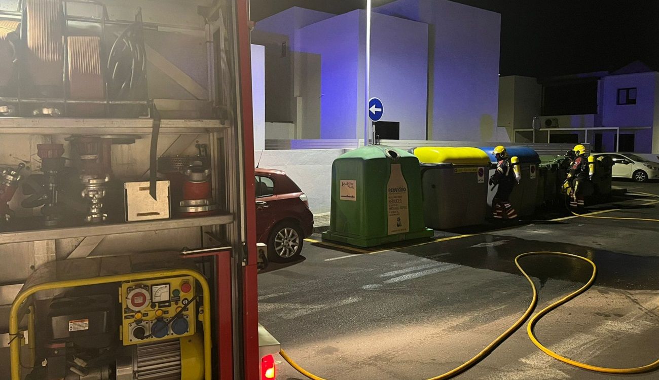 Los bomberos extinguiendo el fuego de un contenedor en Playa Honda