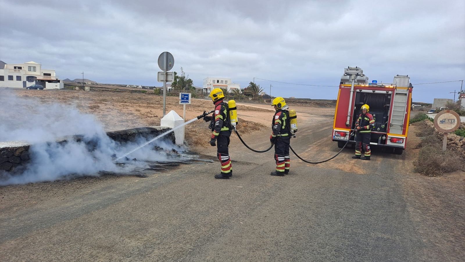 Los bomberos apagando el incendio en Tinajo