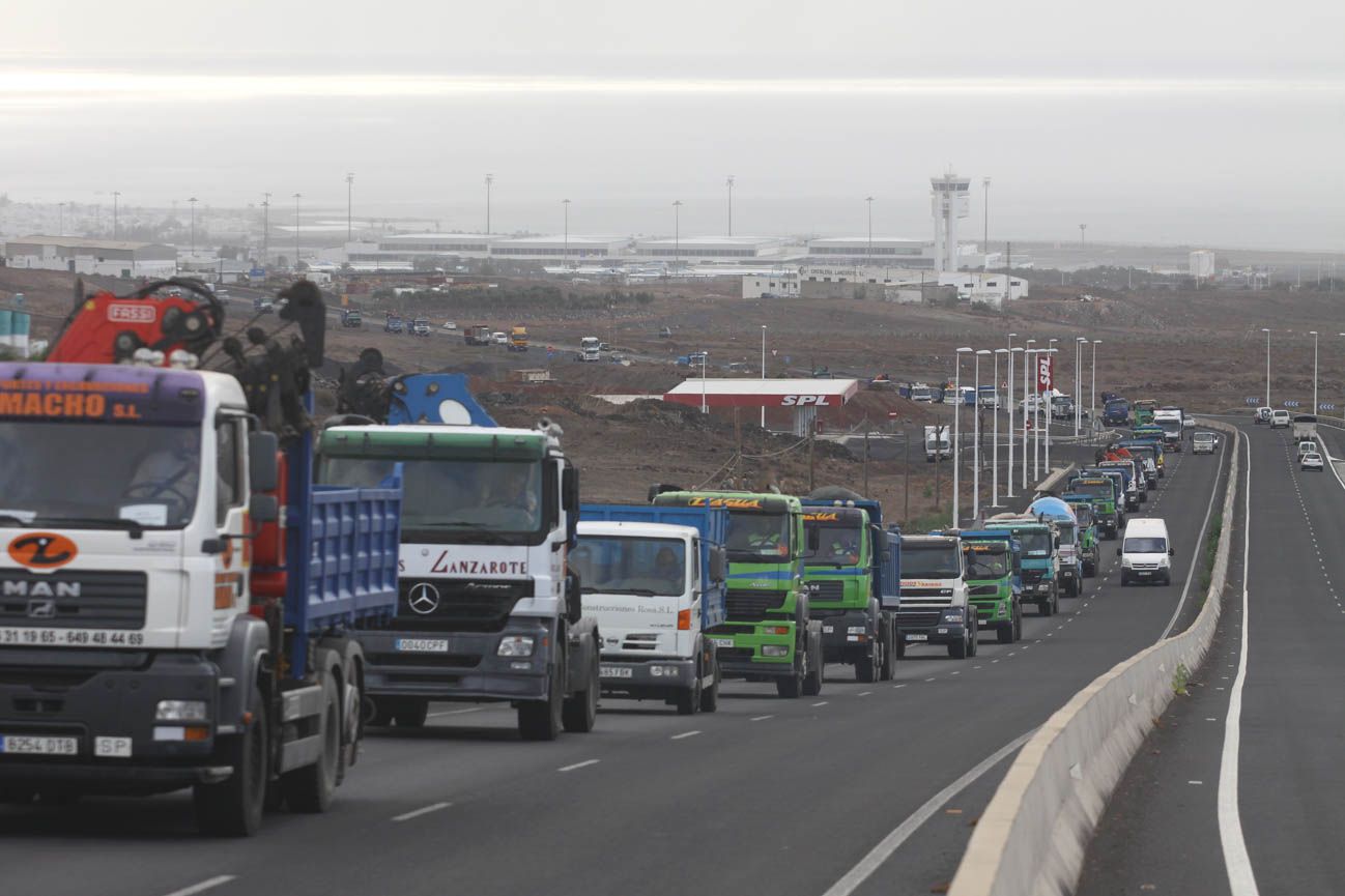 Cola de transportistas en carretera en Lanzarote