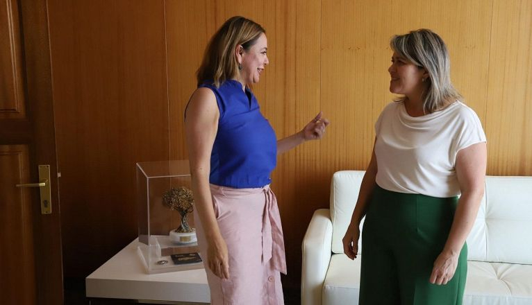 La consejera de Ganadería, Alicia Vanoostende, y la Presidenta del Cabildo, María Dolores Corujo La consejera de Ganadería, Alicia Vanoostende, y la Presidenta del Cabildo, María Dolores Corujo