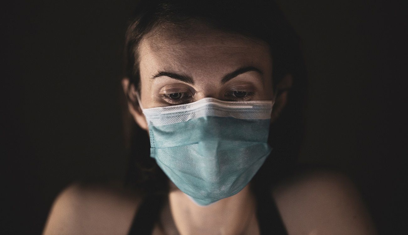 Una mujer con mascarilla