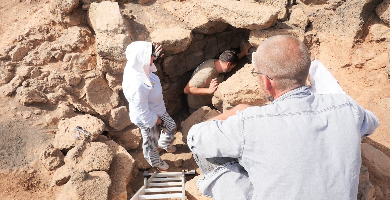 Excavación en una antigua casa honda de La Degollada