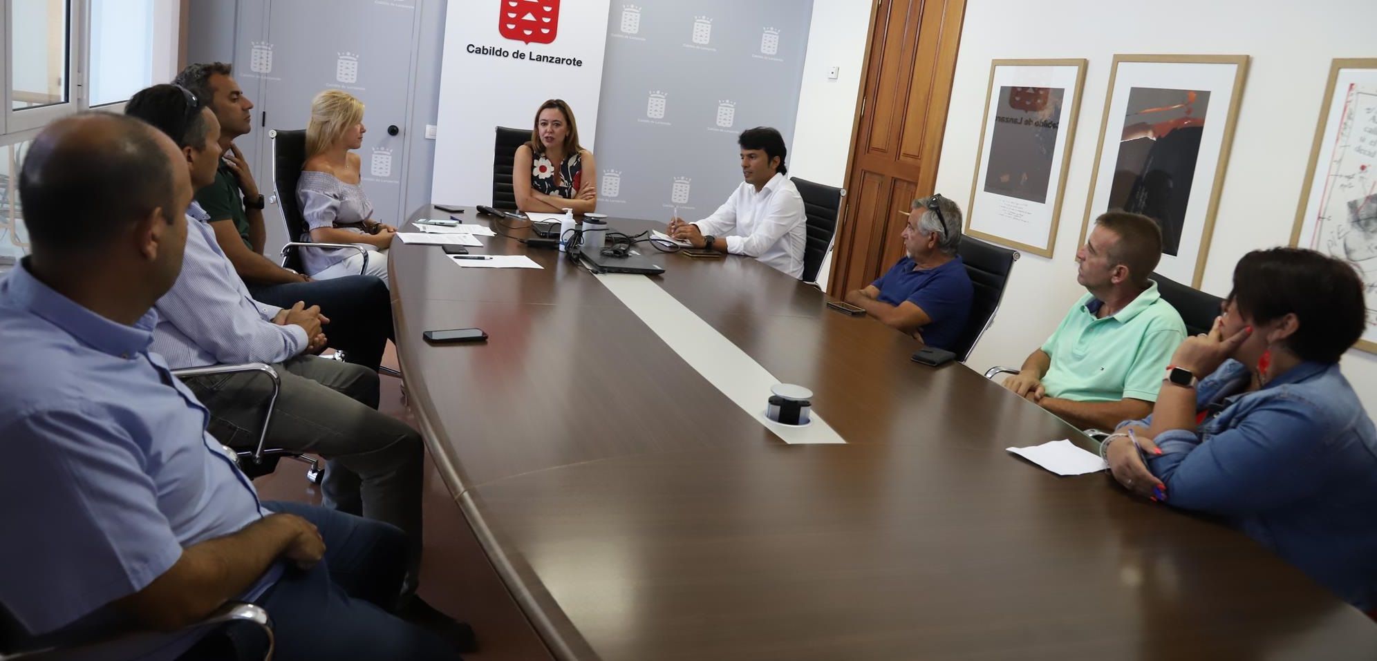 La presidenta del Cabildo, en la reunión con los representantes de los transportistas