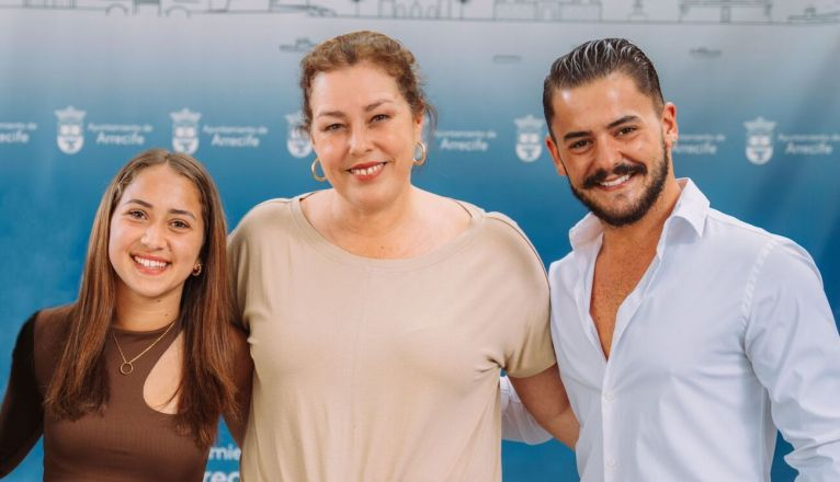 La alcaldesa de Arrecife con la pareja de baile