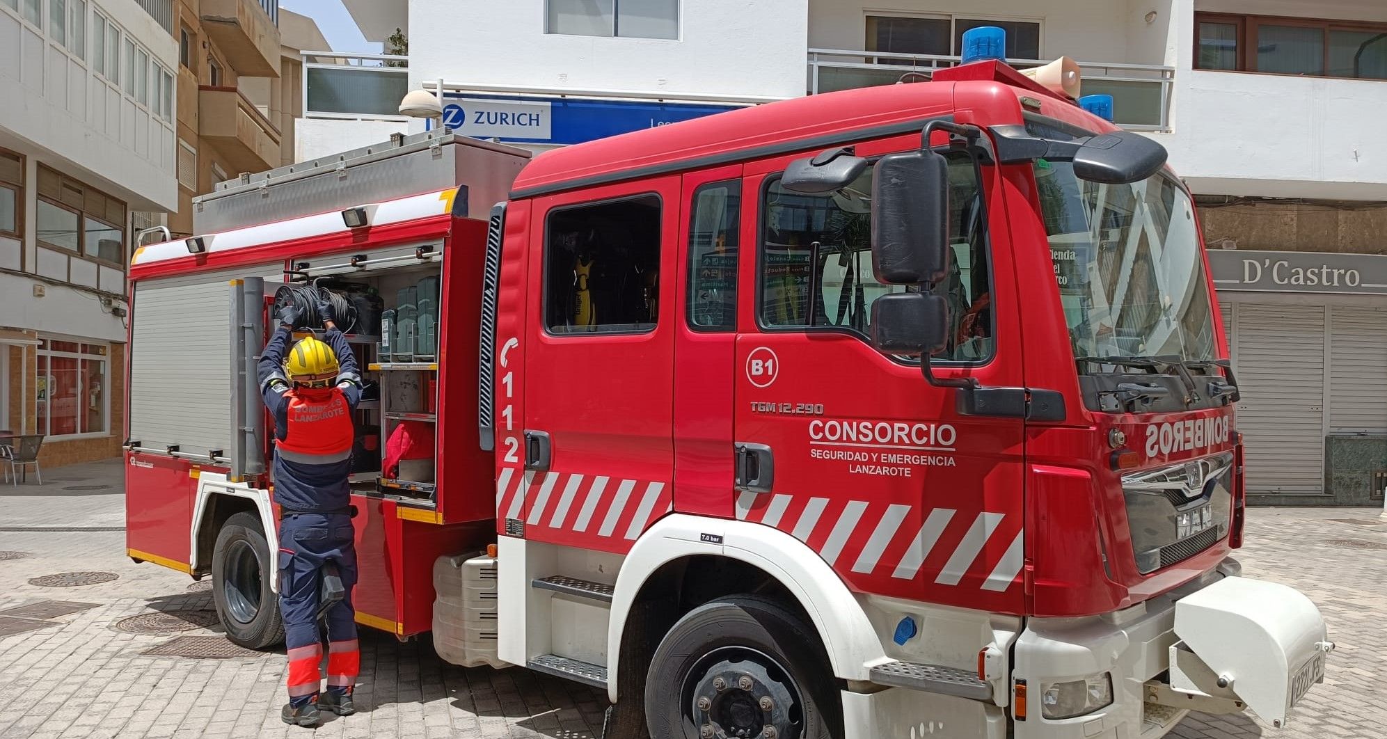 El camión de bomberos, junto a la vivienda