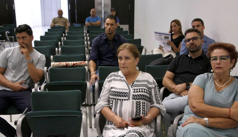 Concejales del grupo de gobierno y de la oposición han seguido la rueda de prensa desde el público Concejales del grupo de gobierno y de la oposición han seguido la rueda de prensa desde el público