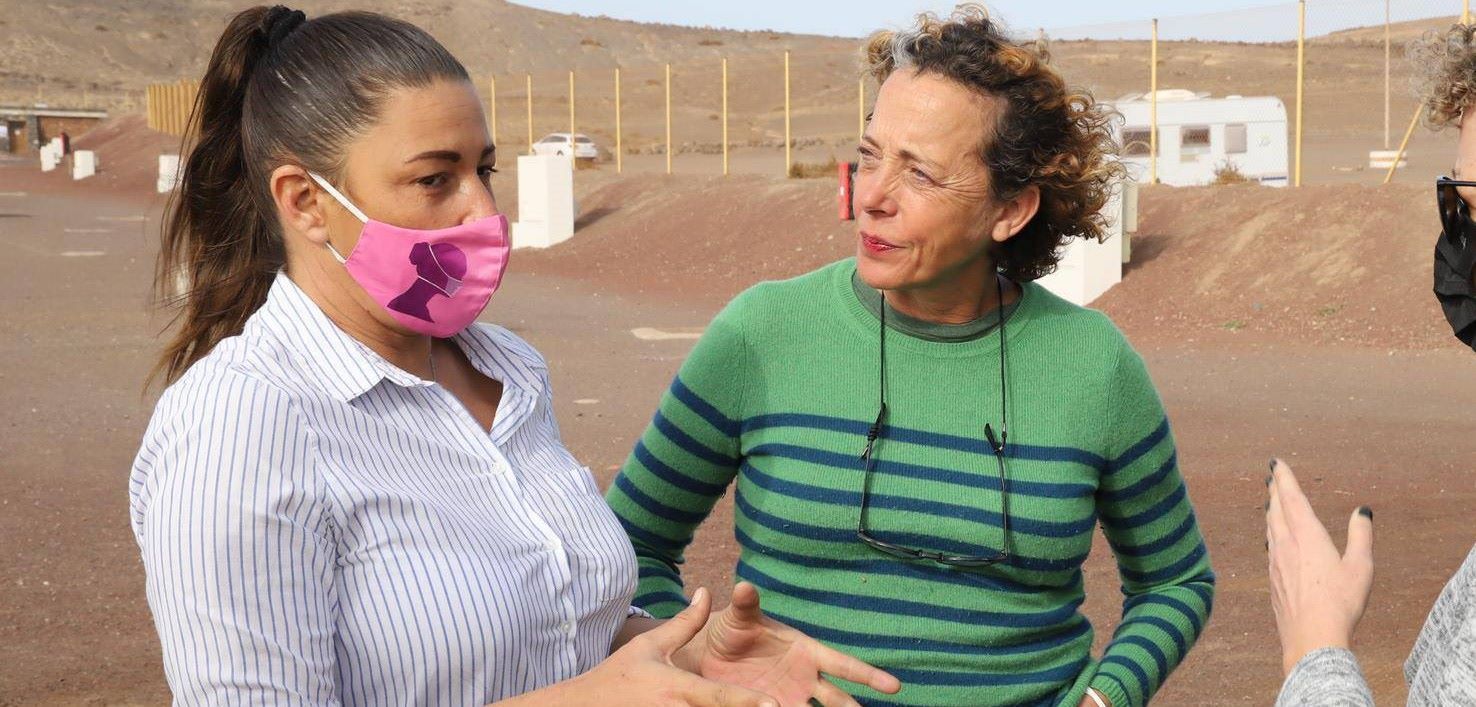 Myriam Barros y Elena Solís, durante una visita como consejeras al camping de Papagayo