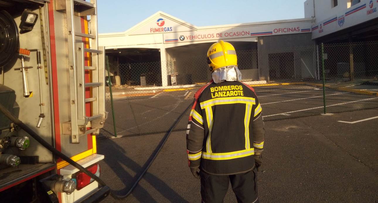 Incendio en una gasolinera abandonada