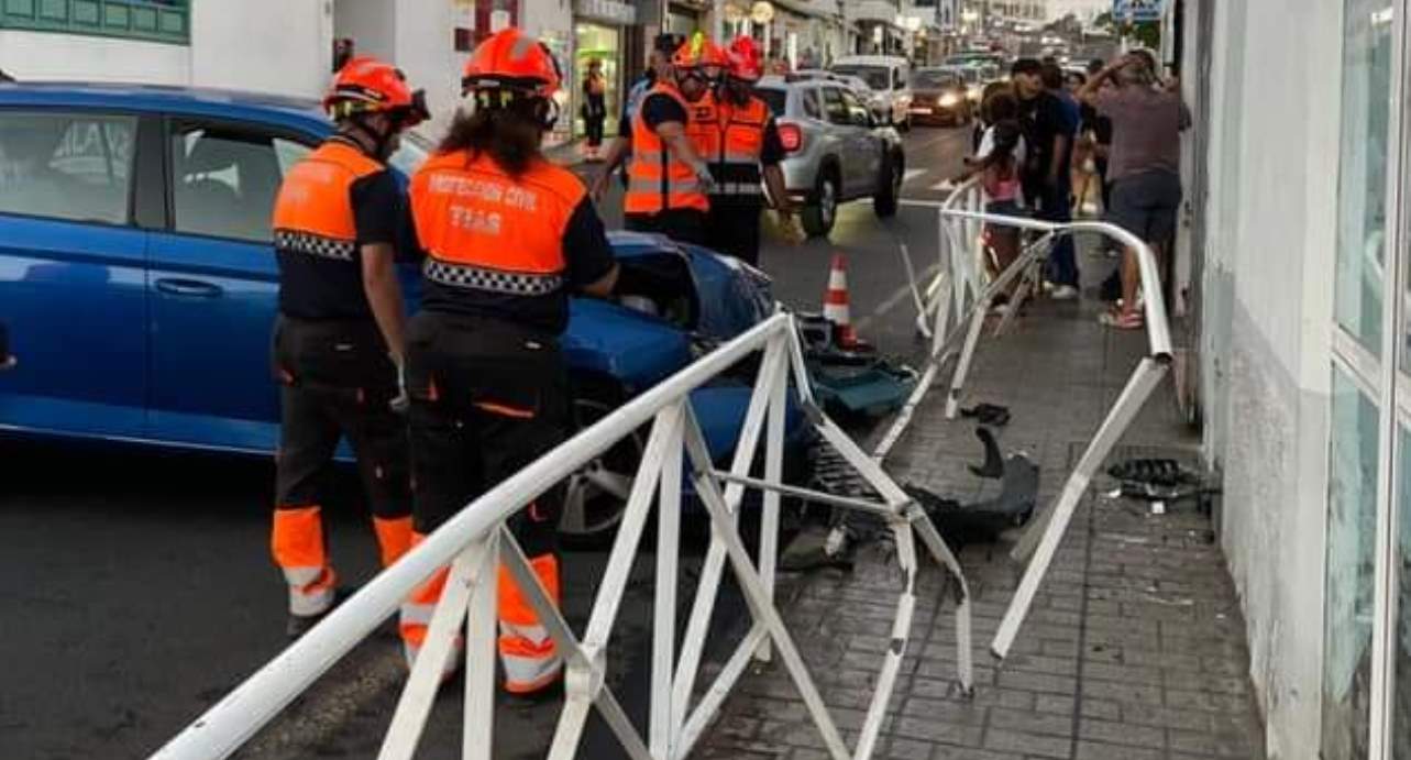 Un coche se empotra contra una valla