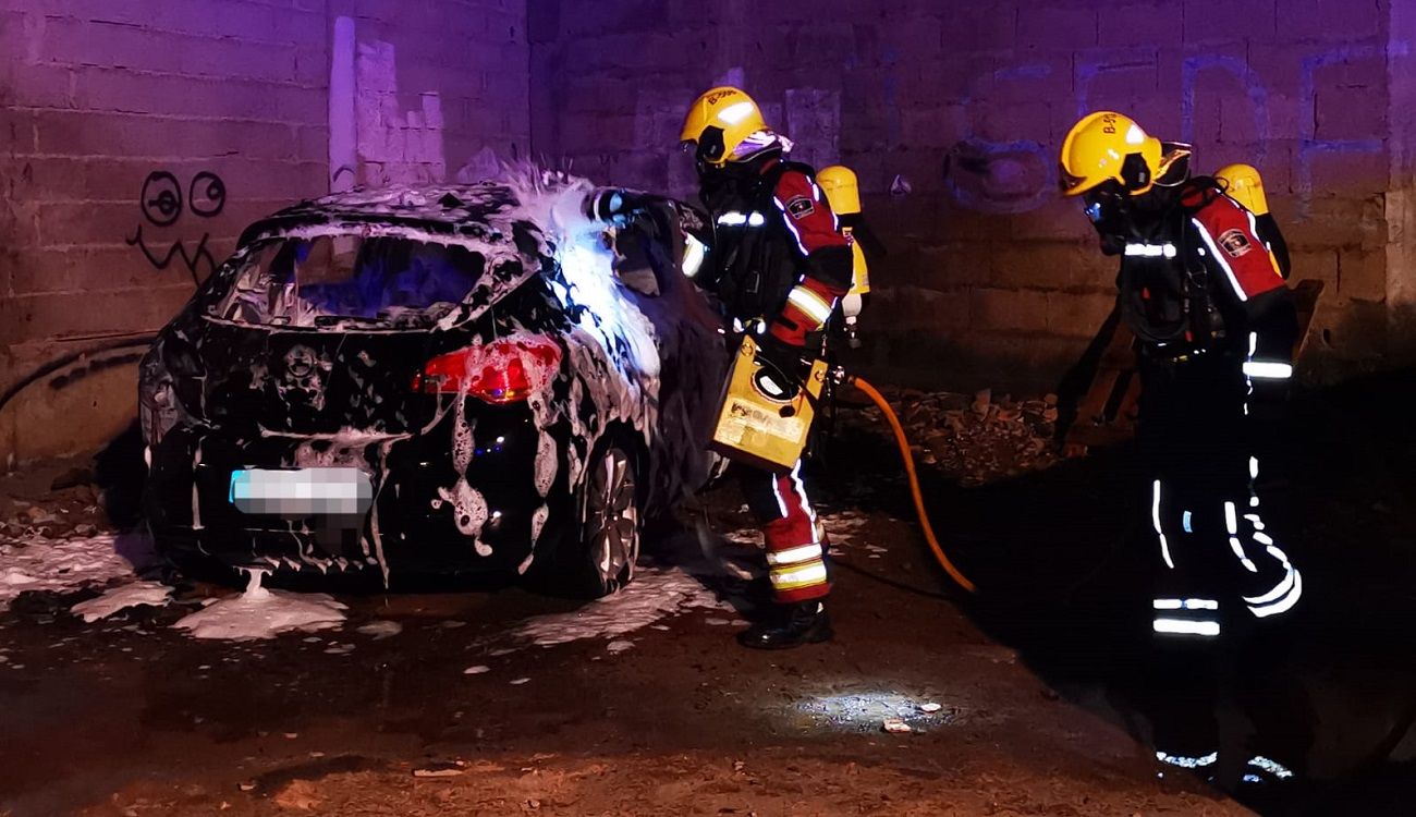 Los bomberos apagando el incendio de un vehículo