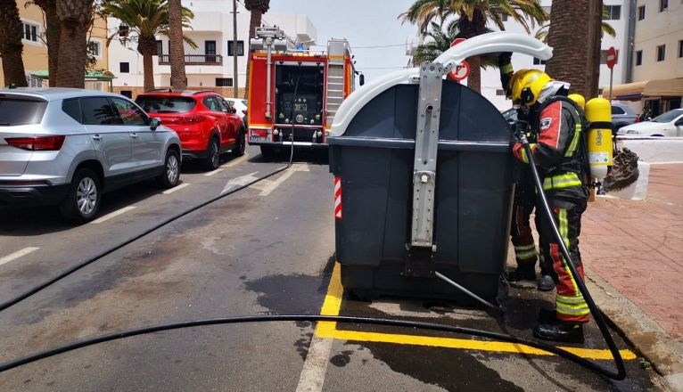 Los bomberos apagan el fuego de un contenedor