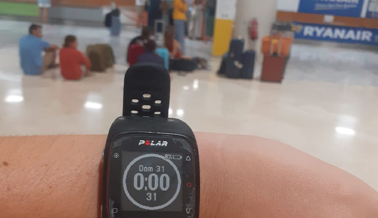 Los pasajeros esperando en el aeropuerto tras la cancelación del vuelo