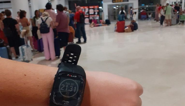 Los pasajeros esperando en el aeropuerto Los pasajeros esperando en el aeropuerto