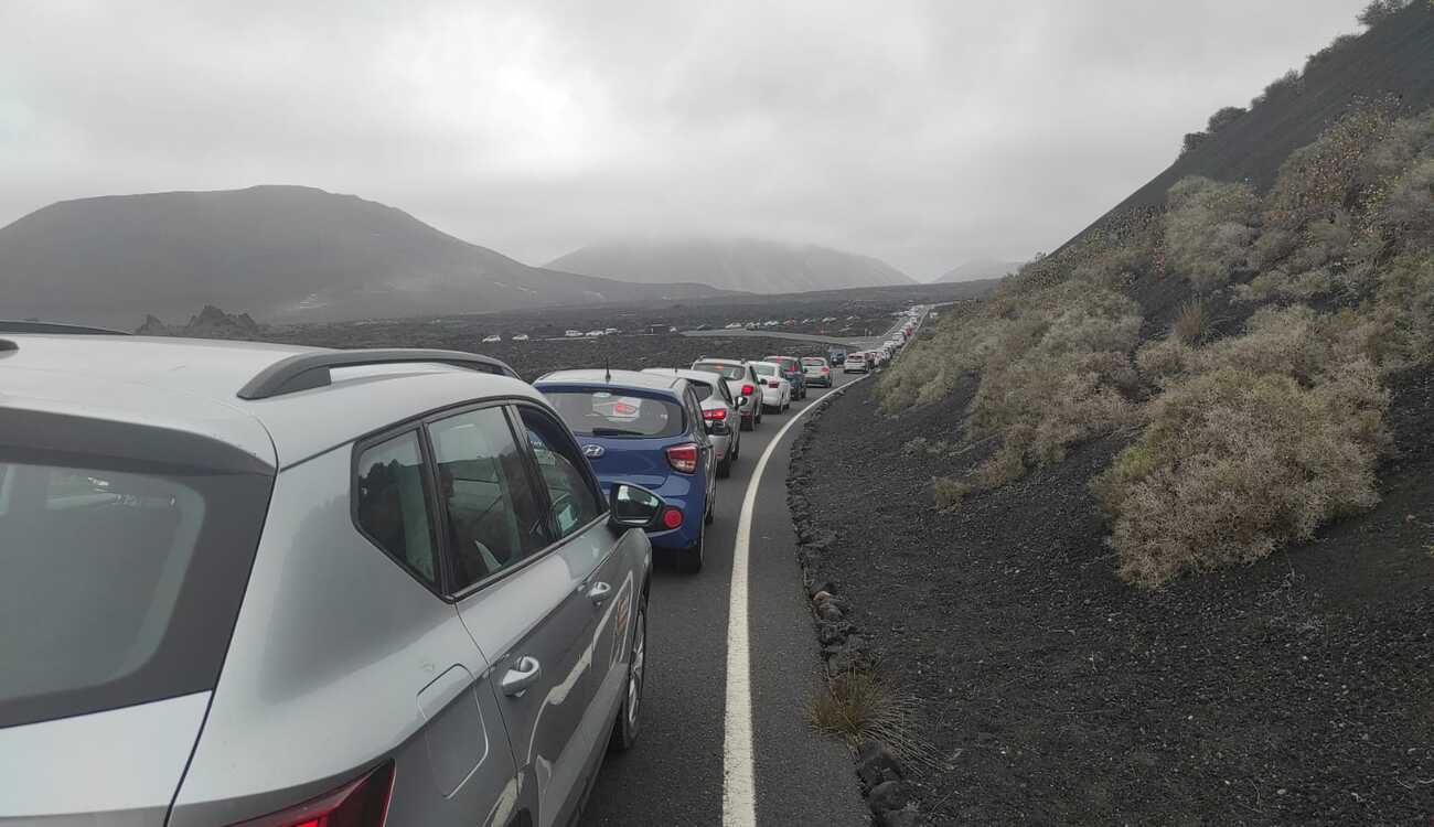 Fila de vehículos para visitar Timanfaya. (Imagen de archivo).