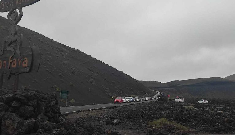 Los coches esperando para entrar a Timanfaya Los coches esperando para entrar a Timanfaya