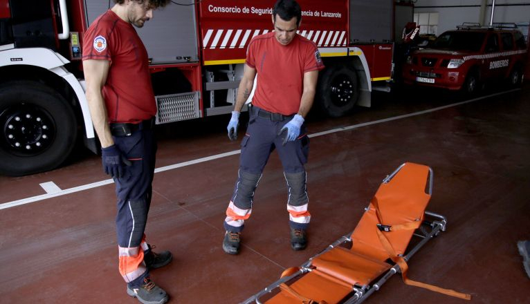 Bomberos durante la formación de camillas