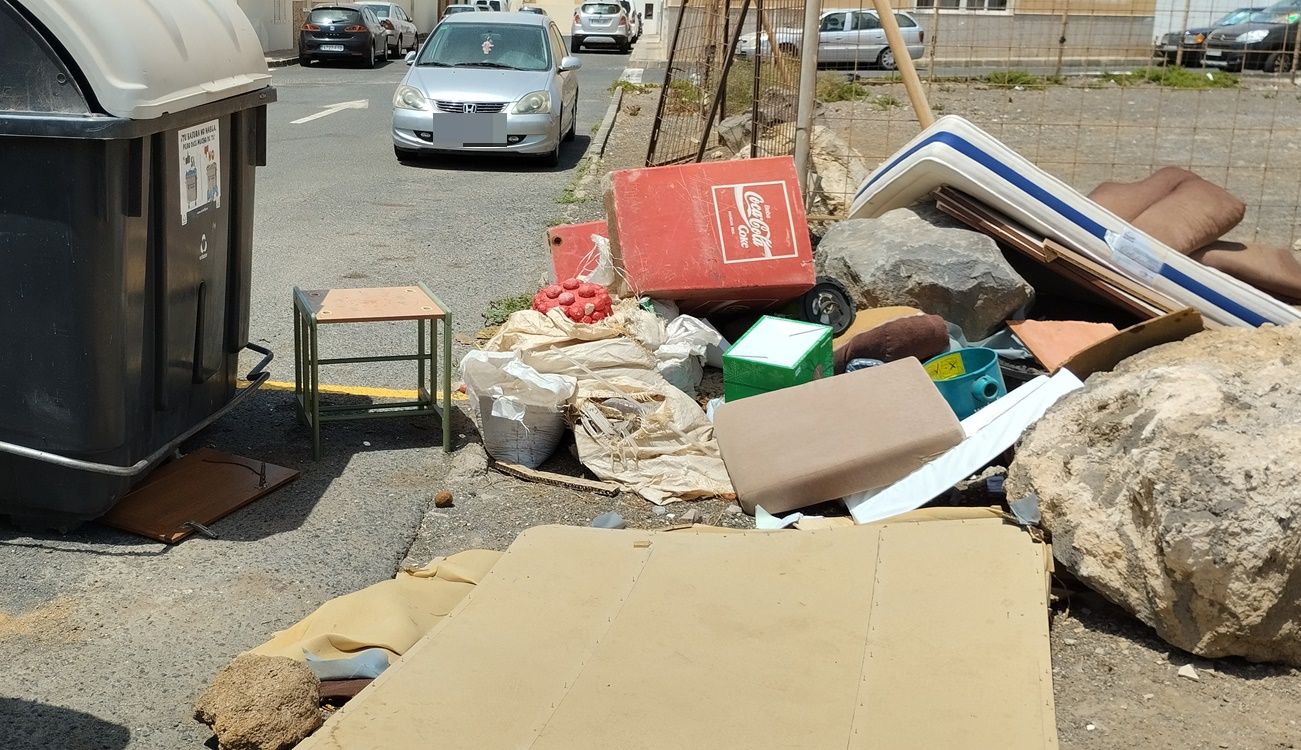 Basura acumulada en Argana Alta