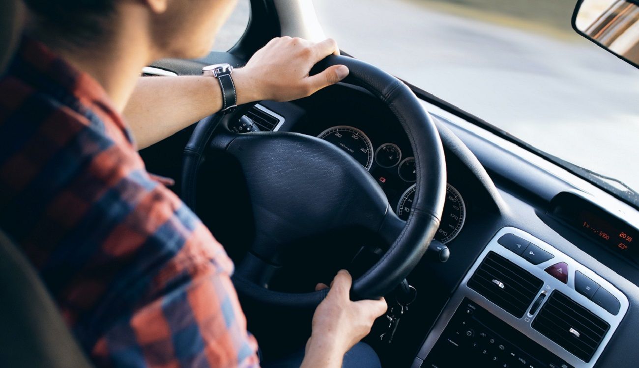 Hombre conduciendo un vehículo