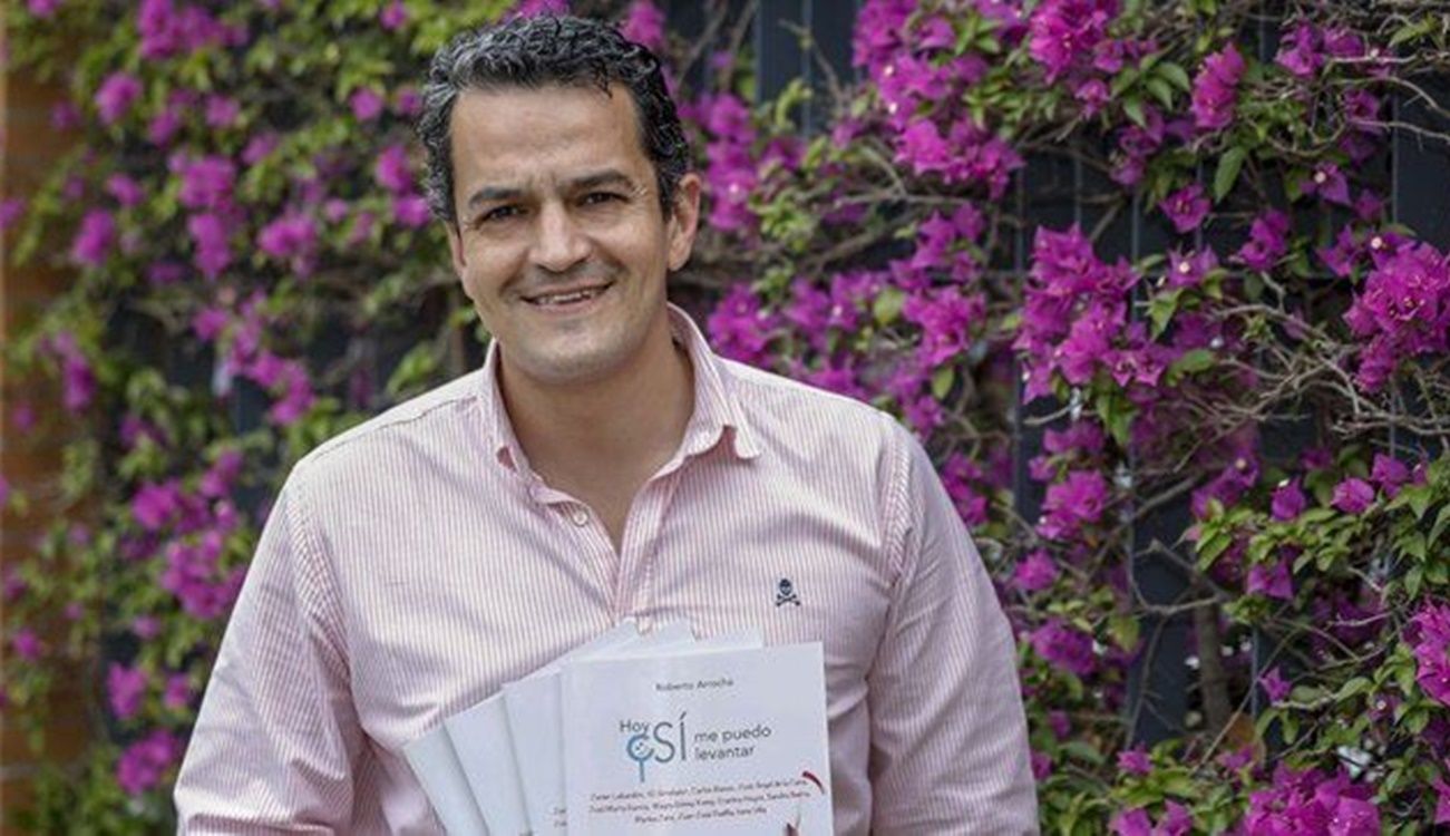 Roberto Arrocha, con uno de sus libros