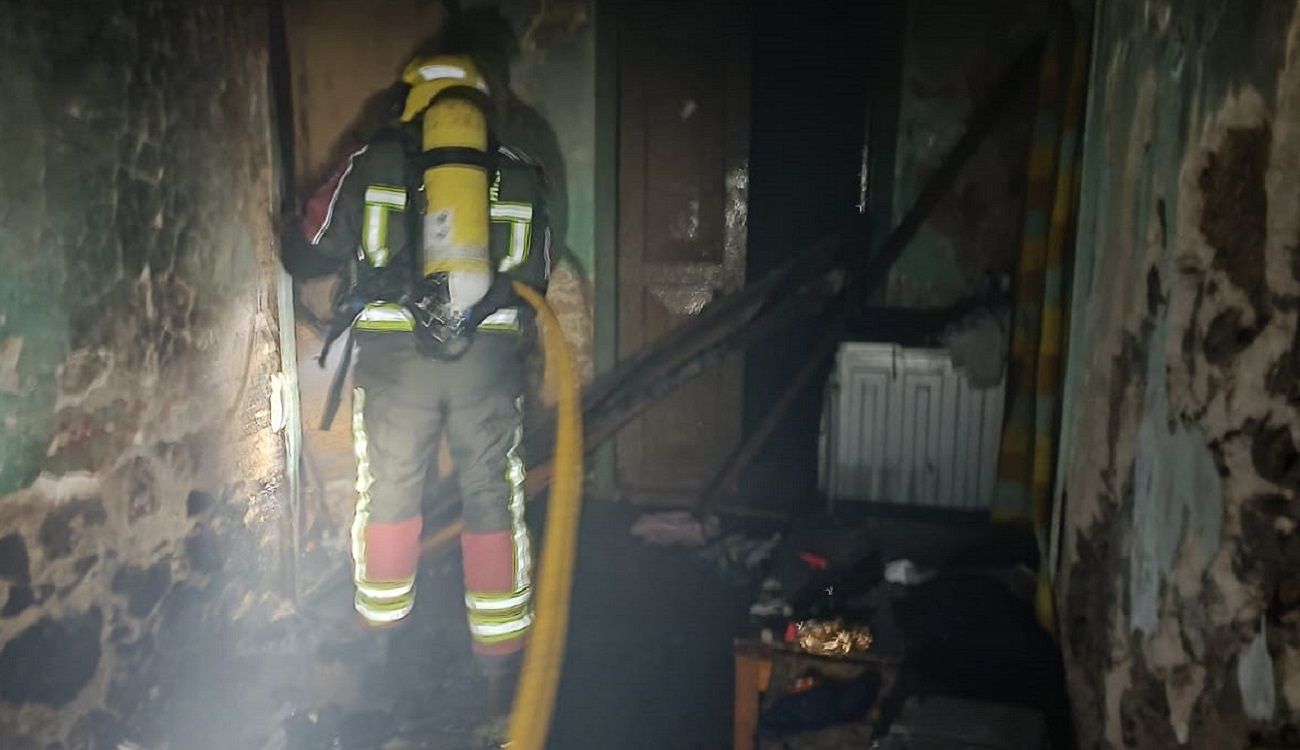 Los bomberos apagando el incendio