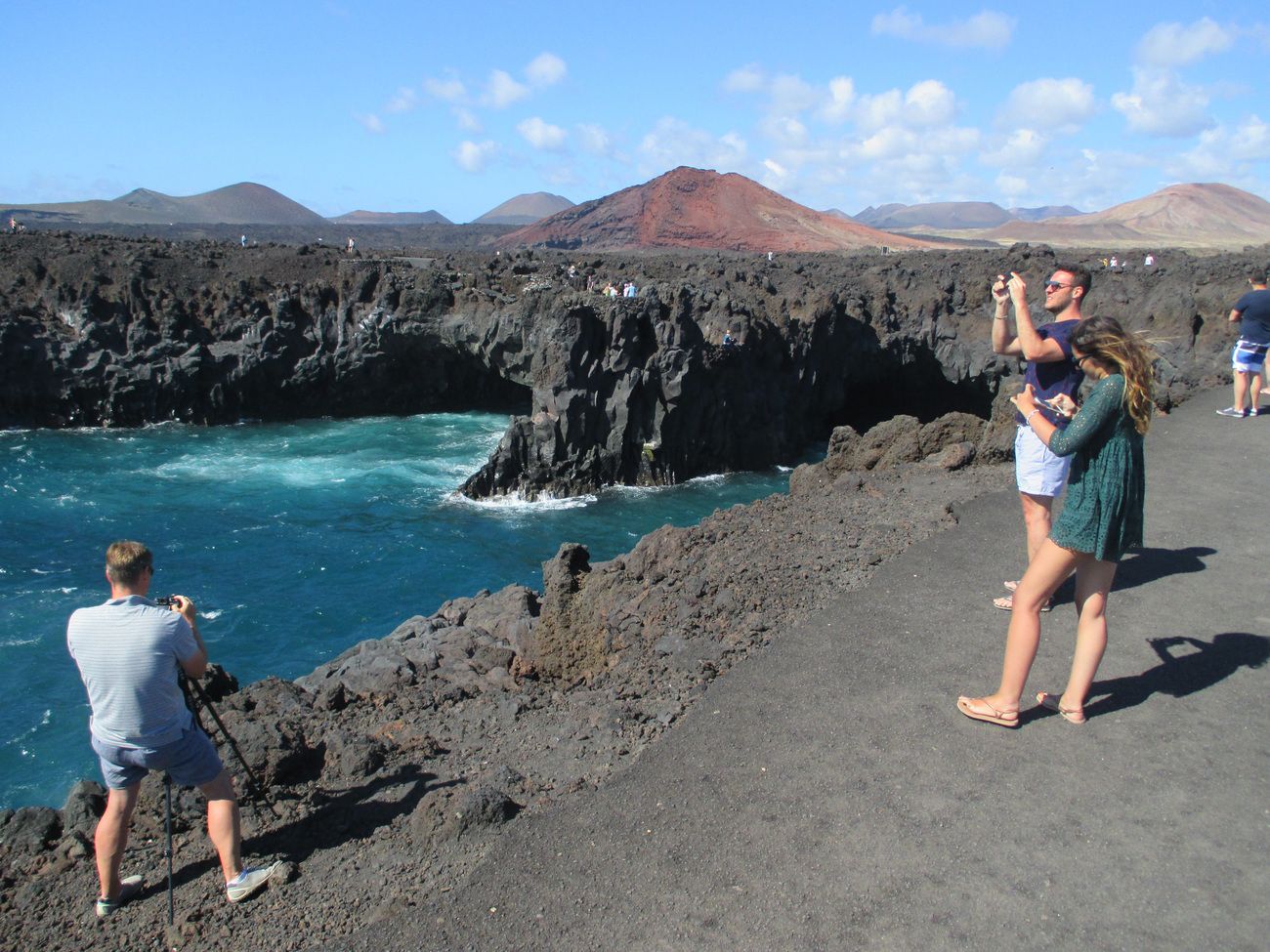 Viajeros visitando Los Hervideros en Lanzarote