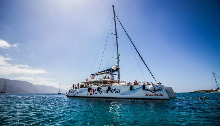 Catamarán de Líneas Romero en La Graciosa