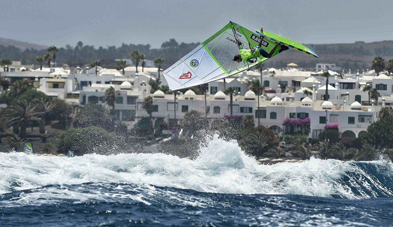 Un hombre haciendo windsurfing en Costa Teguise. Foto del Club de Windsurfing Las Cucharas