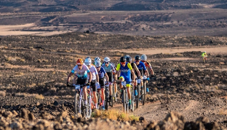 Un pelotón de ciclistas en Lanzarote Un pelotón de ciclistas en Lanzarote