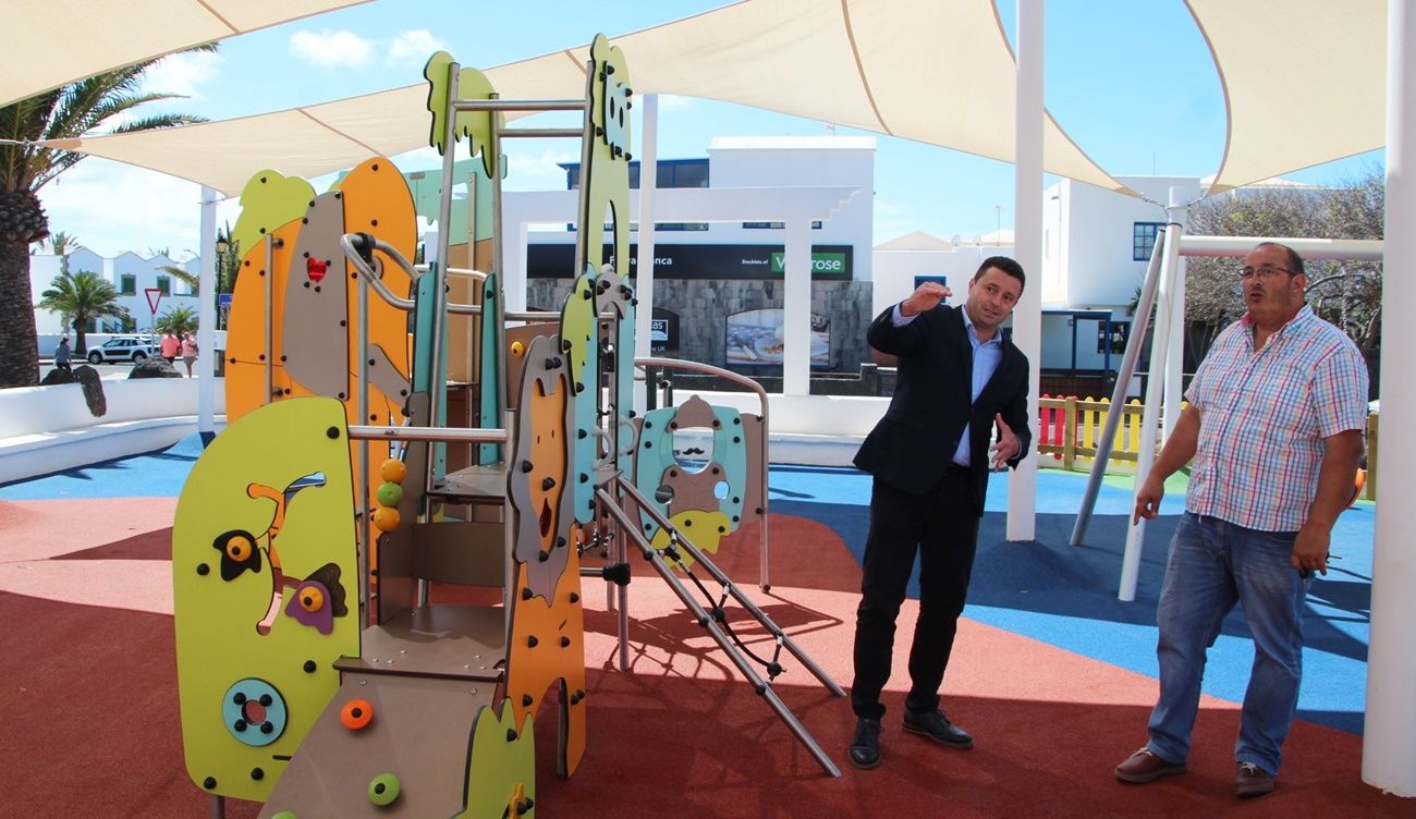 Vista del alcalde a un parque inclusivo recién implantado en Playa Blanca