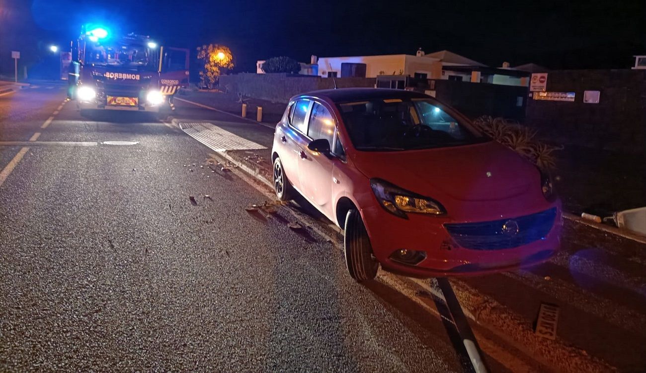 El coche tras chocar con la farola