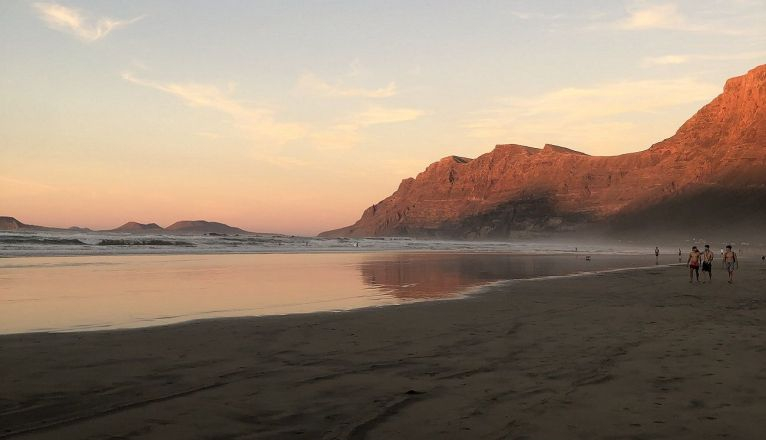 La playa de Famara al atardecer. Foto Yaiza García