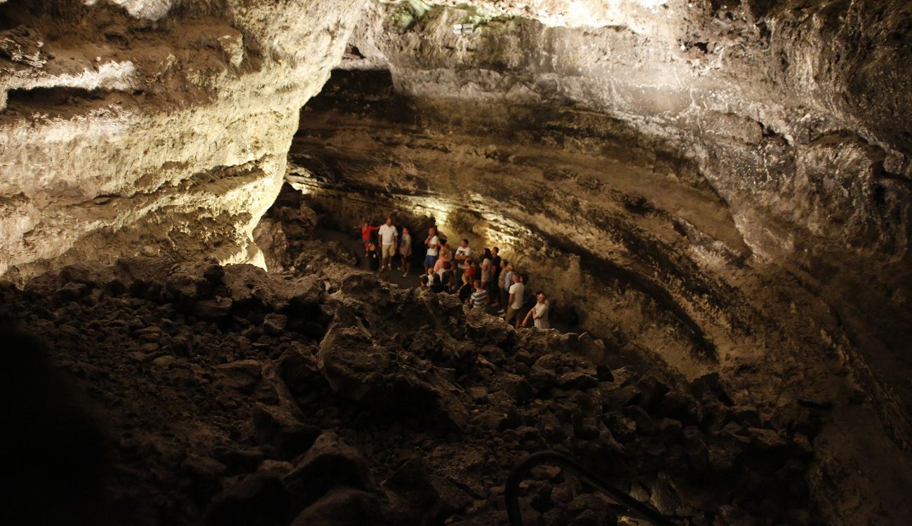 Turistas en la Cueva de Los Verdes (FOTOS: José Luis Carrasco)