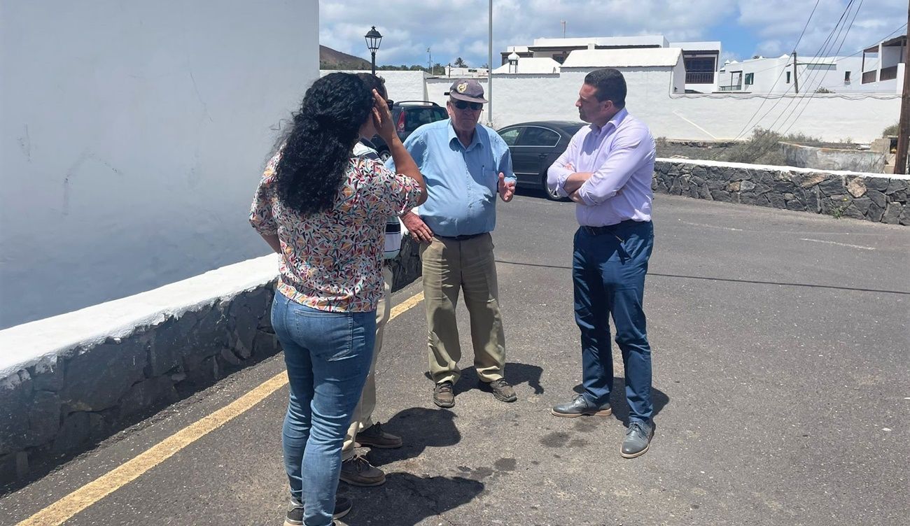 Óscar Noda en visita al pueblo de Uga