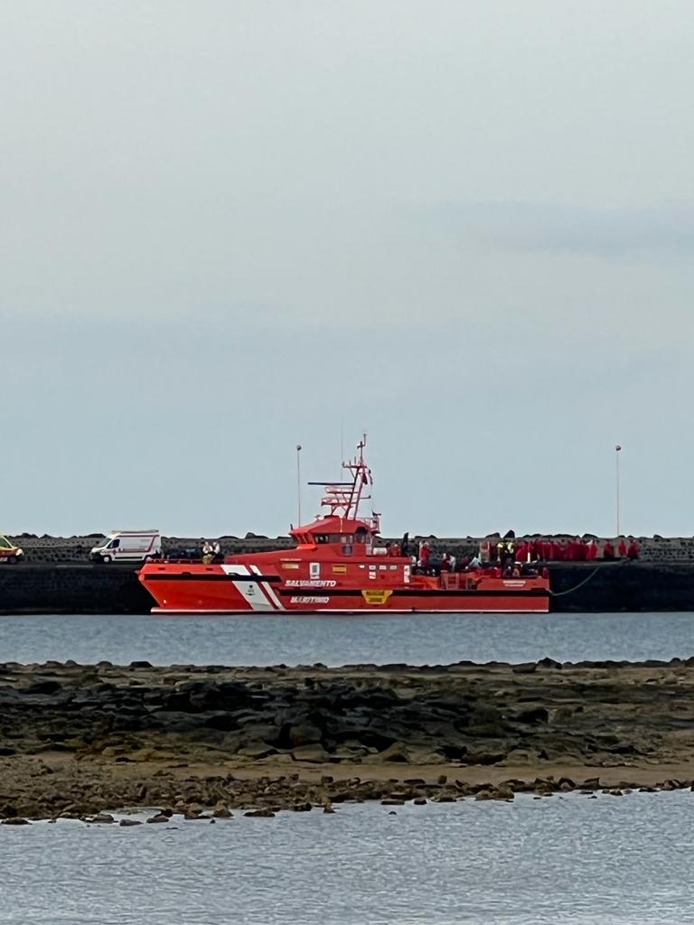 Llegada de migrantes al muelle Comercial. Foto: Claudio Doreste